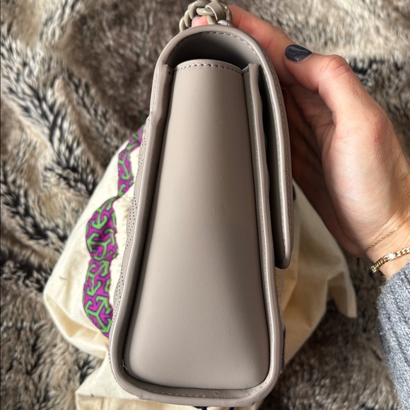 Tory Burch Fleming convertible in matte Grey Heron Quilted leather. Shoulder Bag - Picture 15 of 16